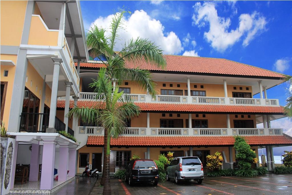 Baru Dua Beach Hotel Бануванги Екстериор снимка