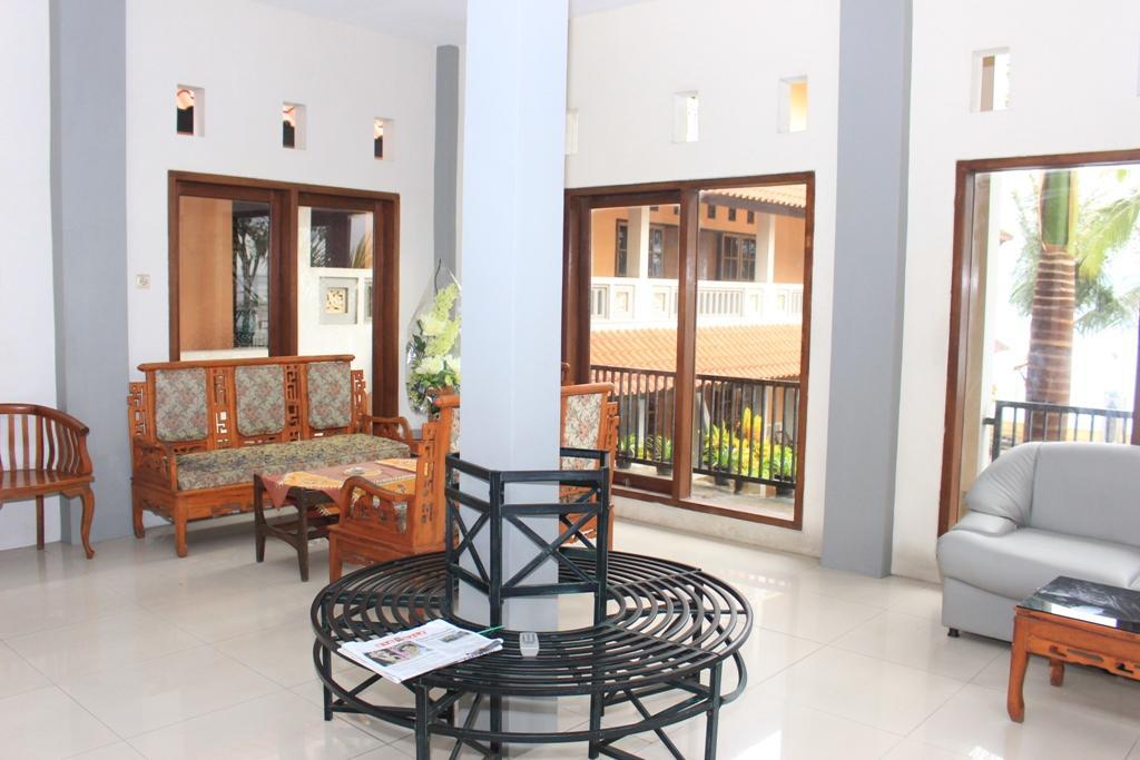 Baru Dua Beach Hotel Бануванги Екстериор снимка