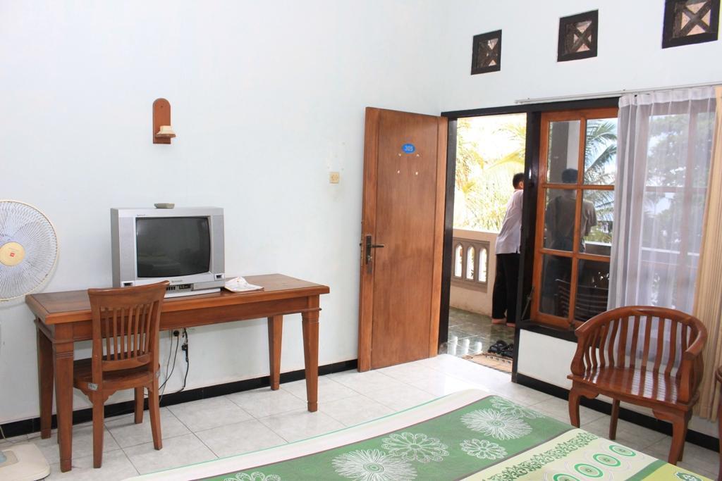 Baru Dua Beach Hotel Бануванги Екстериор снимка